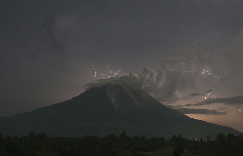 實(shí)拍印尼火山噴發(fā)有閃電現(xiàn)象